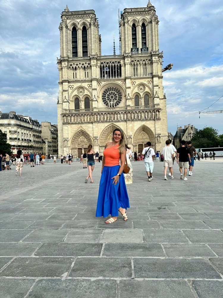 Carolina em frente à Notre-Dame