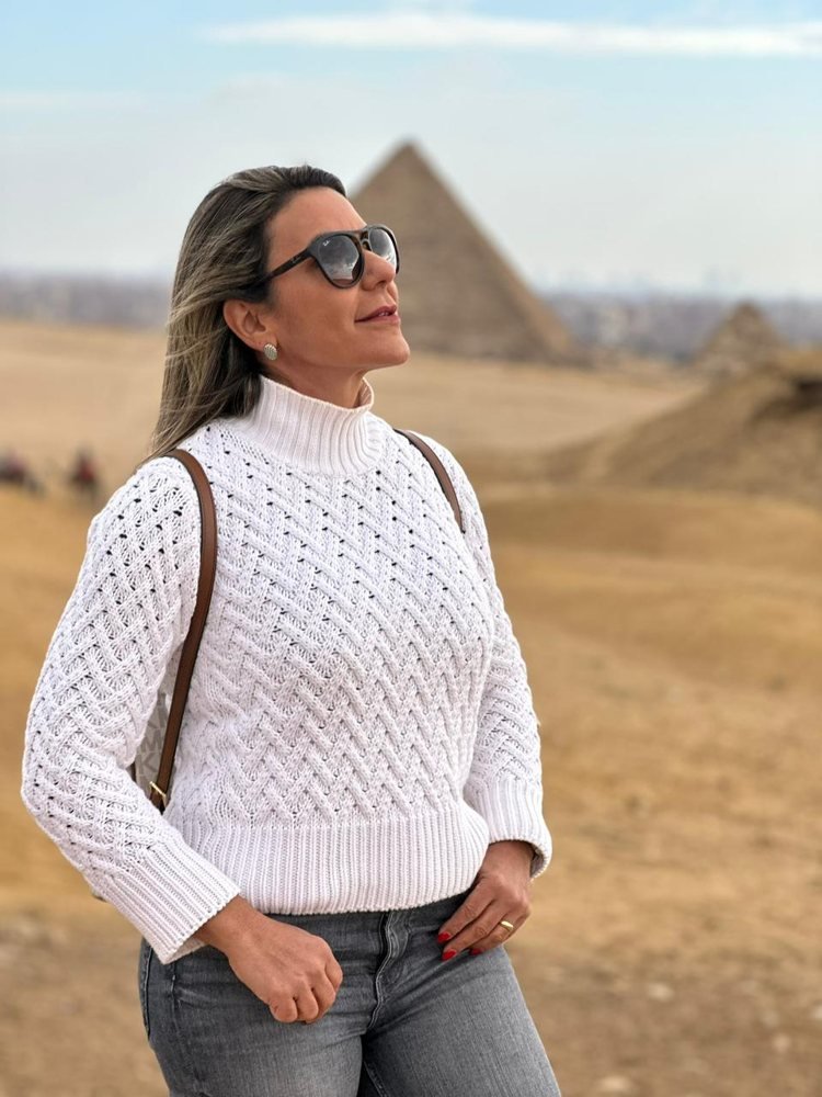 Carolina Andrade diante das pirâmides de Gizé, no Egito